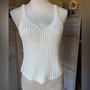MOON & MADISON Women’s SZ M White Chunky Crochet Knit Cropped V-Neck Tank Top